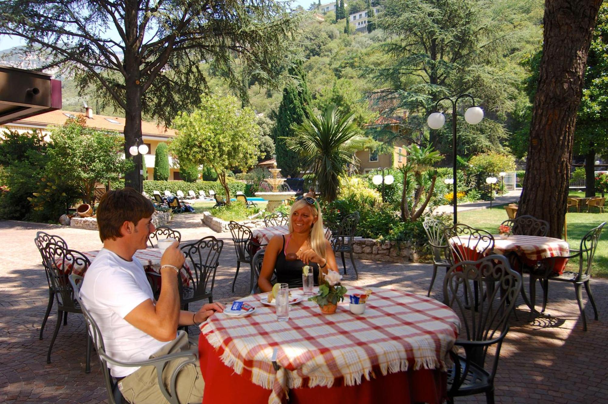 Hotel Elisabetta Torbole Sul Garda Exterior foto